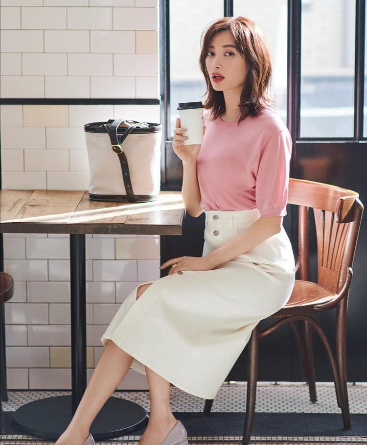 一柜子衣服不知穿什么，不妨把衬衫这样搭配，时尚减龄又养眼 第15张