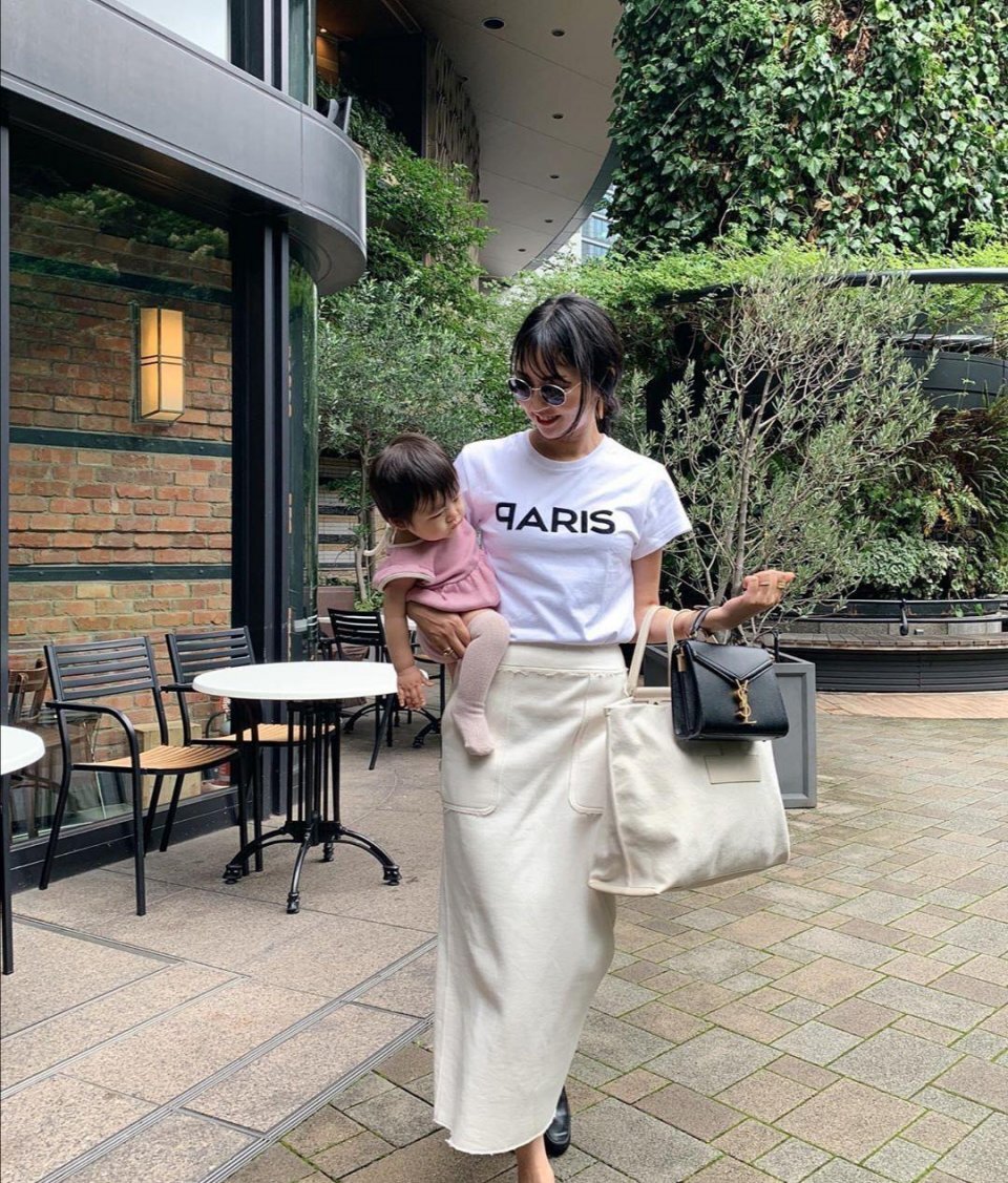 宝妈穿搭更要讲究，日本模特带娃扮靓两不误，时尚大气又高级 第3张