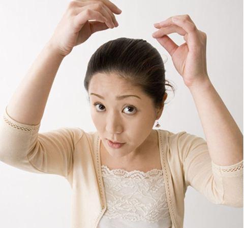 年过四十的女人白发再多也别染黑，土气又老气，三个妙招告别烦恼 第1张