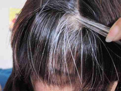 年过四十的女人白发再多也别染黑，土气又老气，三个妙招告别烦恼 第3张