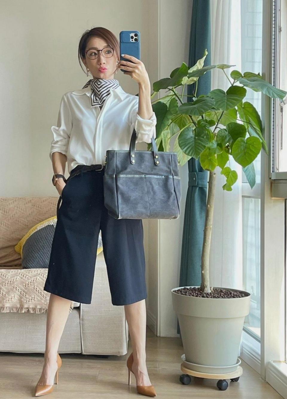 时尚圈中40岁女人这样穿，用简单的单品穿出减龄感，时髦又显气质 第1张