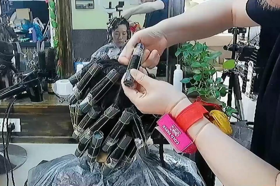 为啥烫发价格悬殊很大？不是烫发水而是这三点，很多人都理解错了 第1张