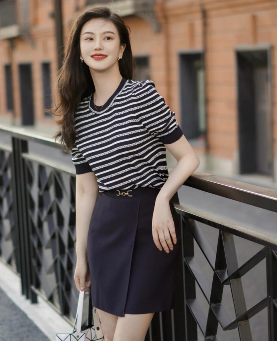 比连衣裙更实用的“半身裙”，才是夏日穿搭的时尚单品，谁穿谁美 第9张
