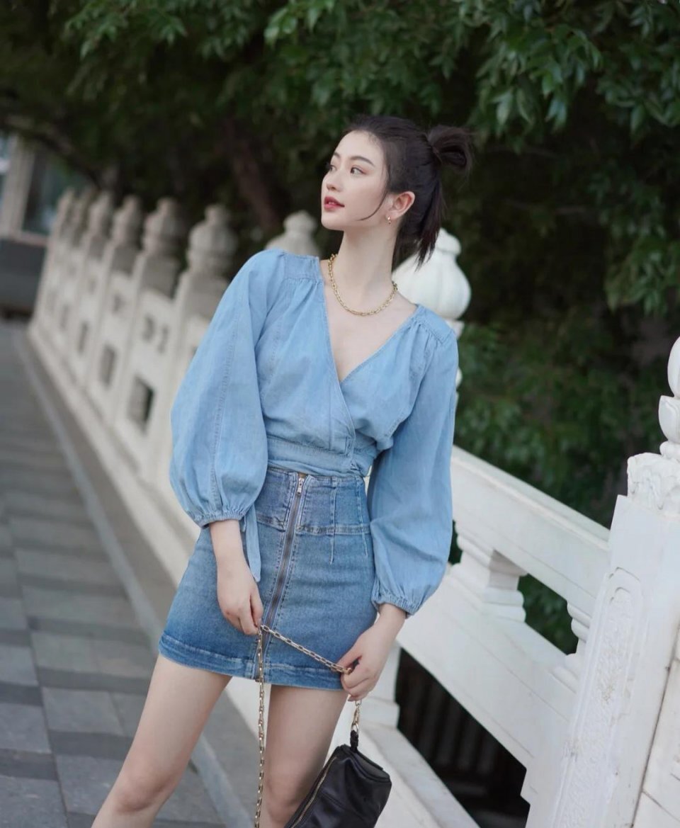 经典百搭的“牛仔单品”，撑起你夏日的时尚，搭配简单风格多变 第5张