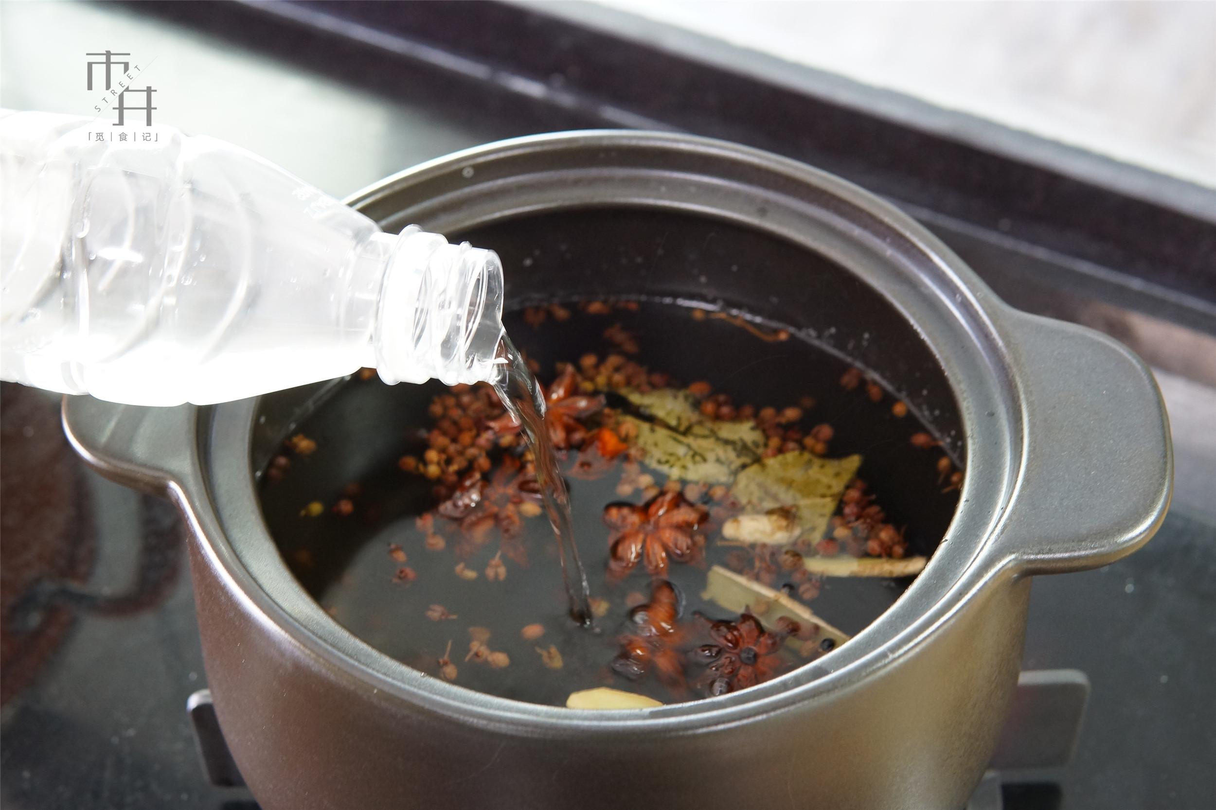腌咸鸭蛋，奶奶用了几十年的好方法，个个流油起沙，不用泥很干净 第9张