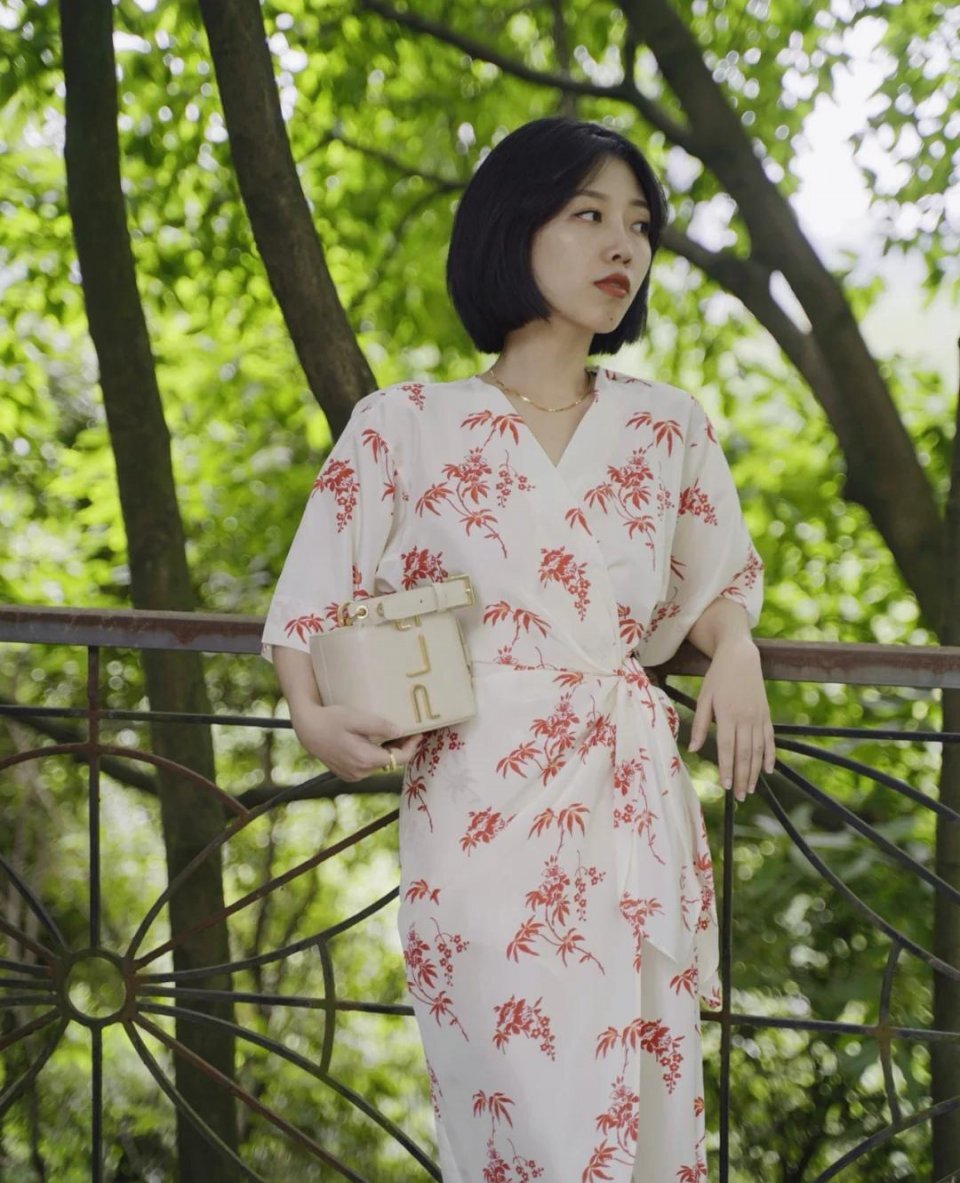 梨型身材夏天怎么穿？记住这几组极简风搭配，显身材又有女神范 第3张