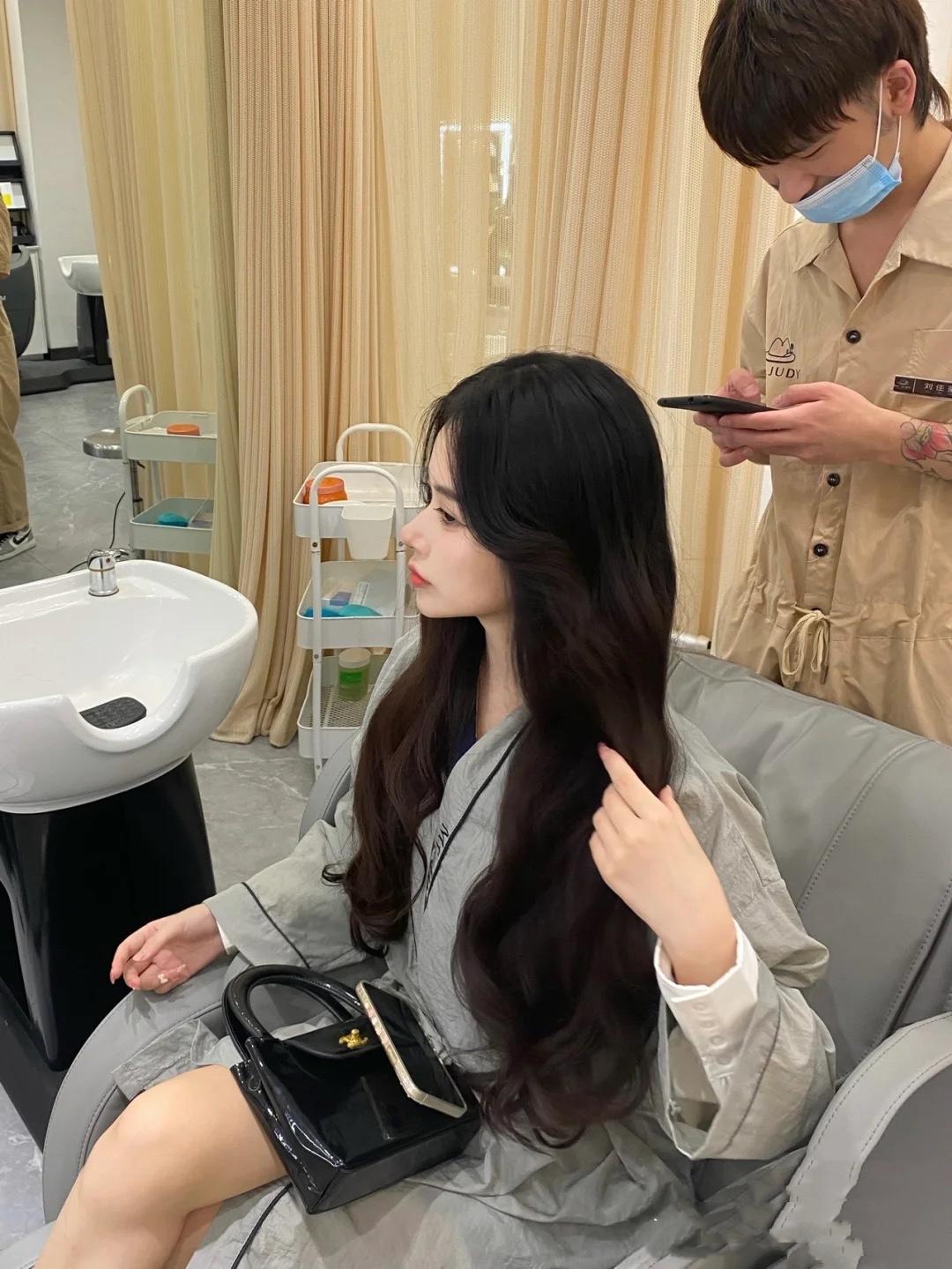 头发做柔顺还是拉直？三点区别要清楚，如何选择还要看发质 第5张