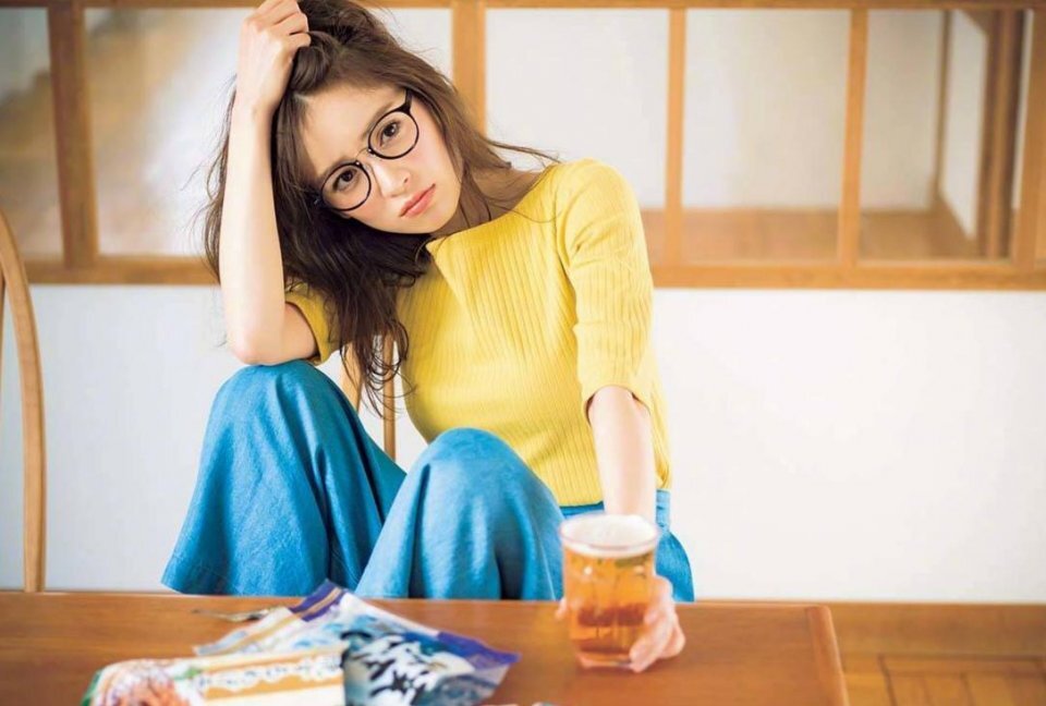 穿衣美不美还是得看配色！夏天多用这几款亮色，洋气减龄又吸睛 第1张