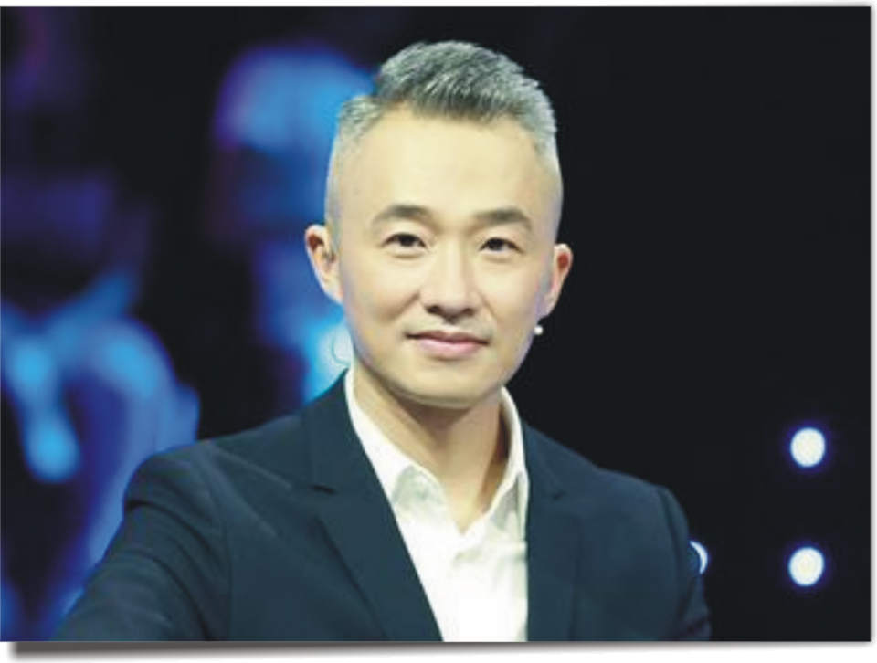 中年人有白发最好别“染发”，试试这几种精干的发型，减龄又年轻 第7张