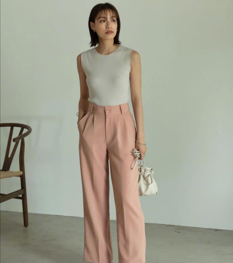 人手一件的“小背心”，这样搭配凉爽又时尚，轻松穿出成熟魅力 第11张