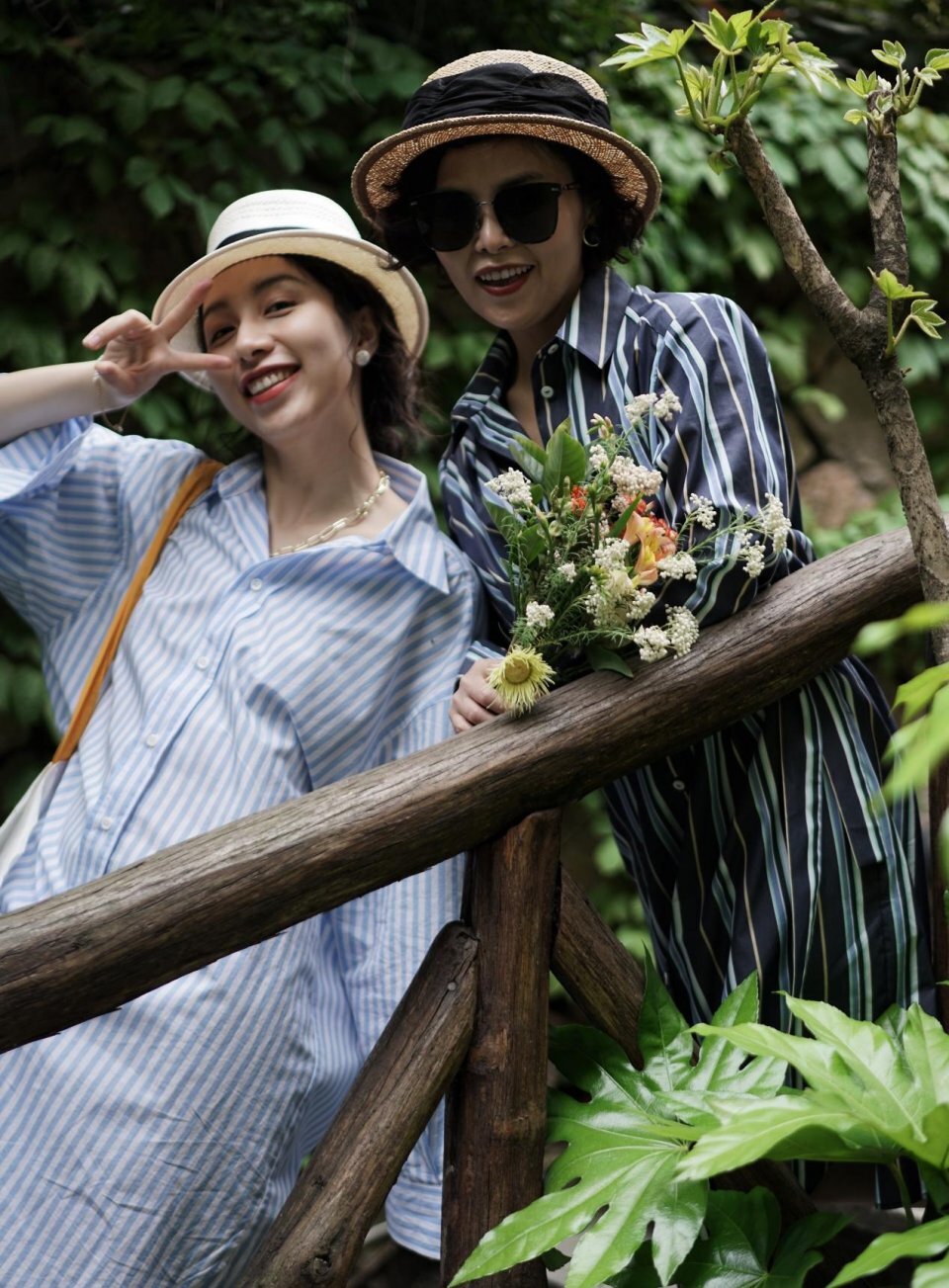年过半百也美得耀眼！这位阿姨的穿搭值得学习，和女儿同框如姐妹 第11张