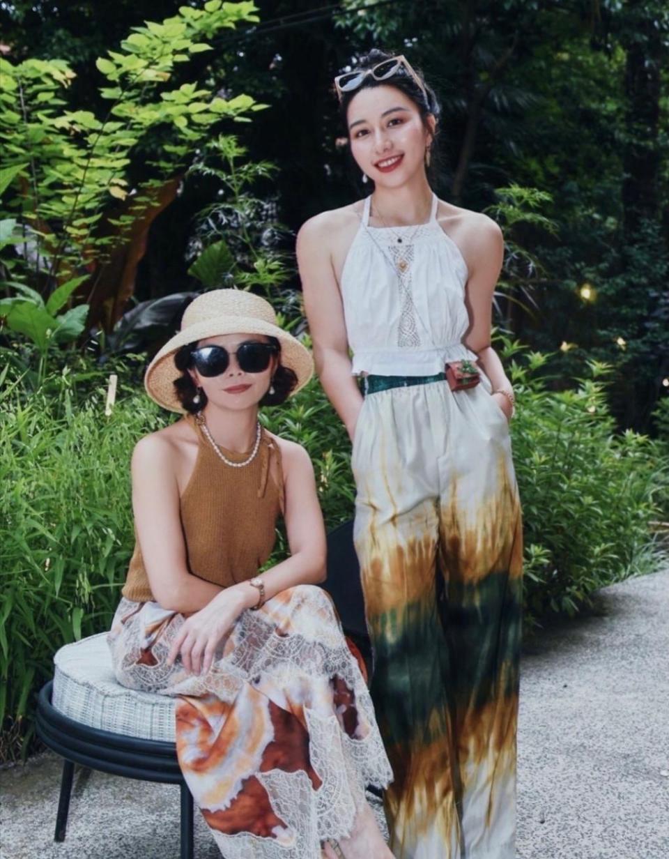 年过半百也美得耀眼！这位阿姨的穿搭值得学习，和女儿同框如姐妹 第17张