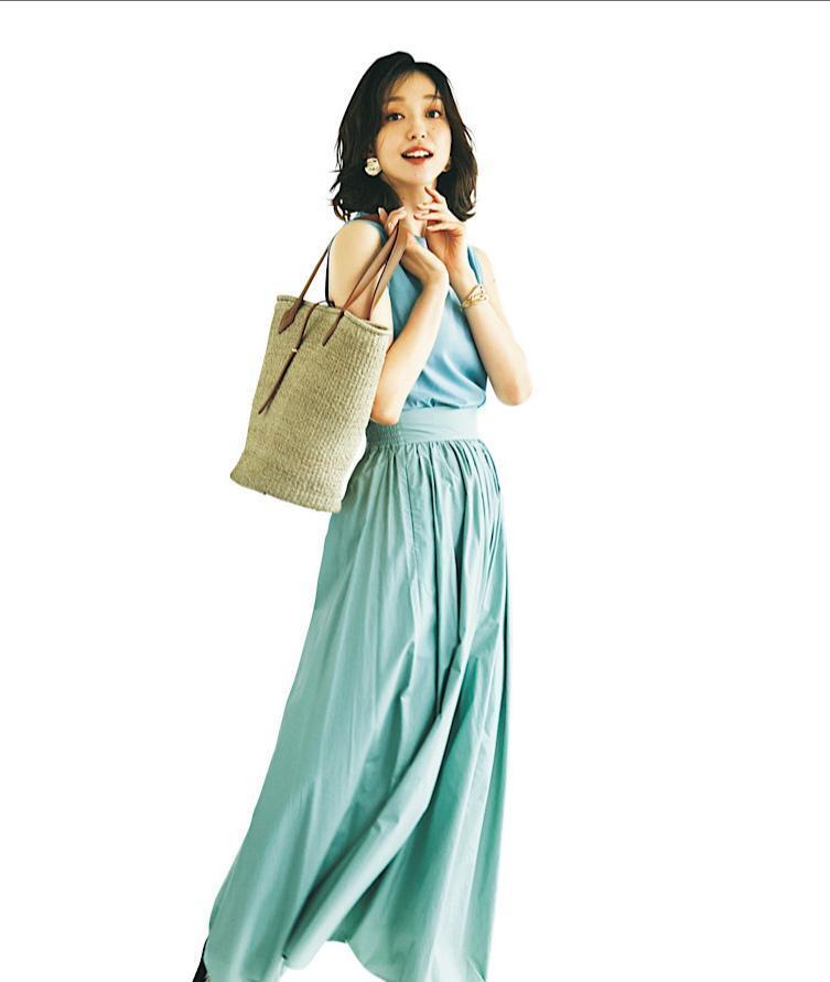天热怎么穿凉爽时尚又减龄？选择裙子准没错，40+的女性可以参考 第15张