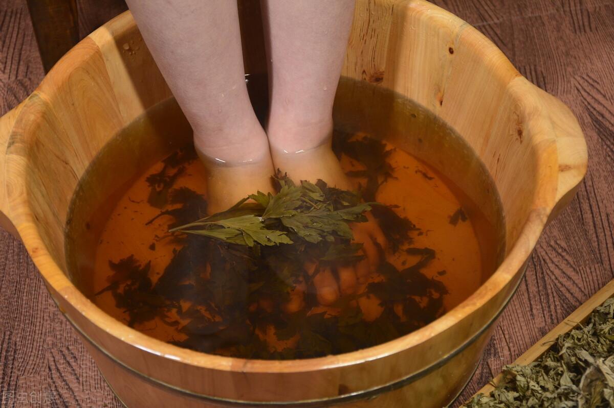 坚持每天晚上睡觉前泡脚的女人，最后变得什么样了? 第1张