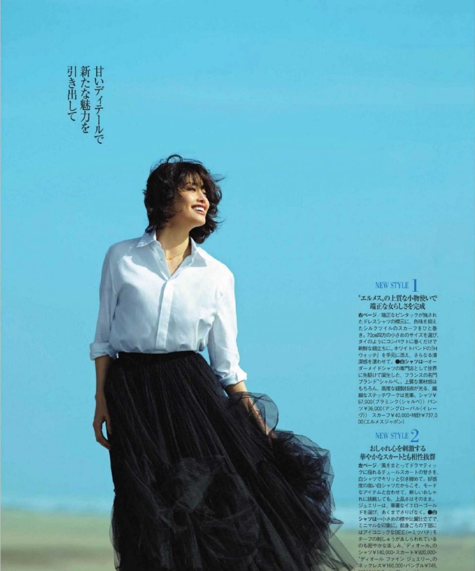 这才是适合中年女人的打扮，穿“白色衬衫”好有气质，优雅又知性 第3张