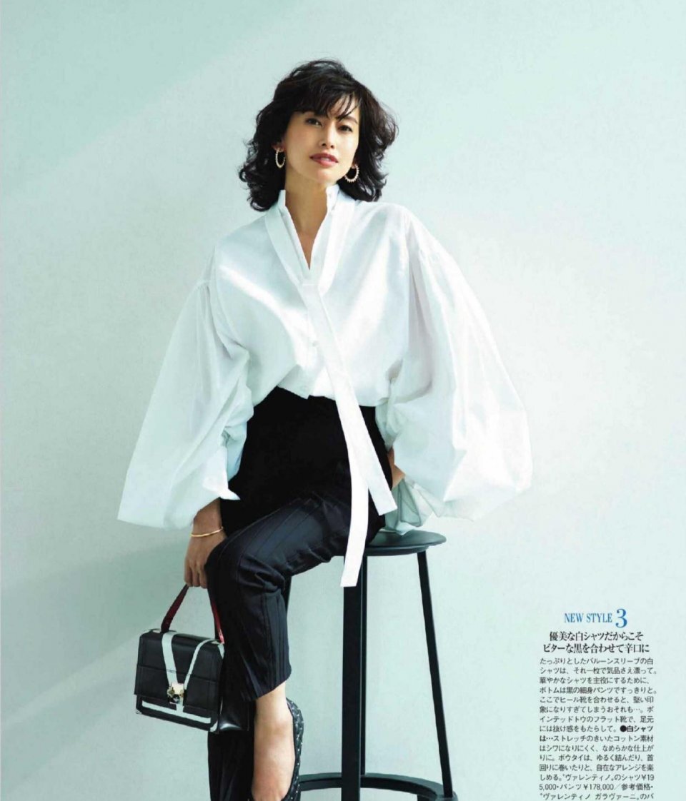 这才是适合中年女人的打扮，穿“白色衬衫”好有气质，优雅又知性 第11张