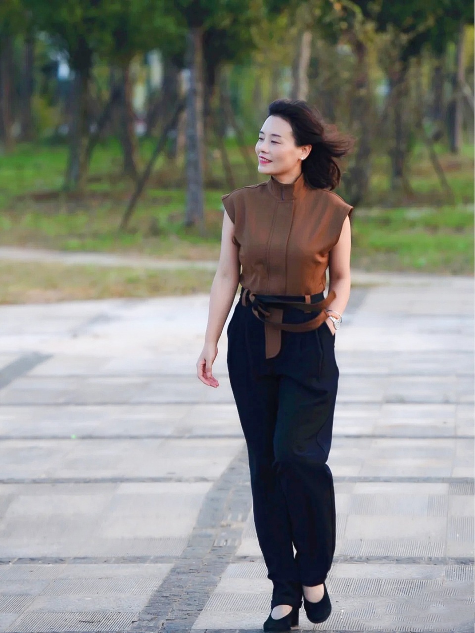 女人过了50岁后，就要给穿搭重新定义，既要有高级感更要女人味 第11张
