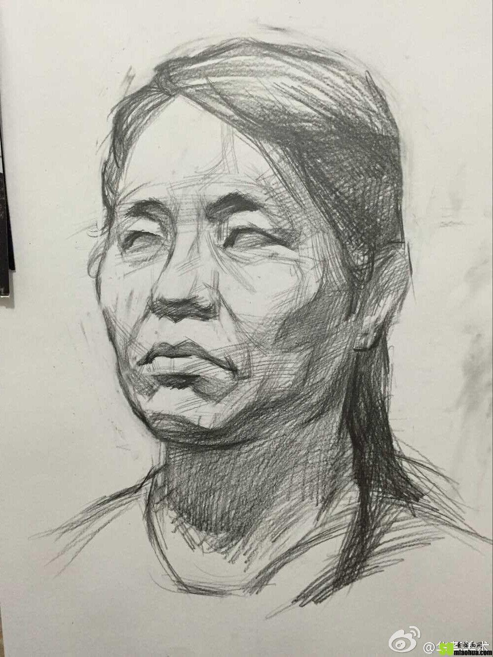 女中年素描头像侧面步骤教程 第9张