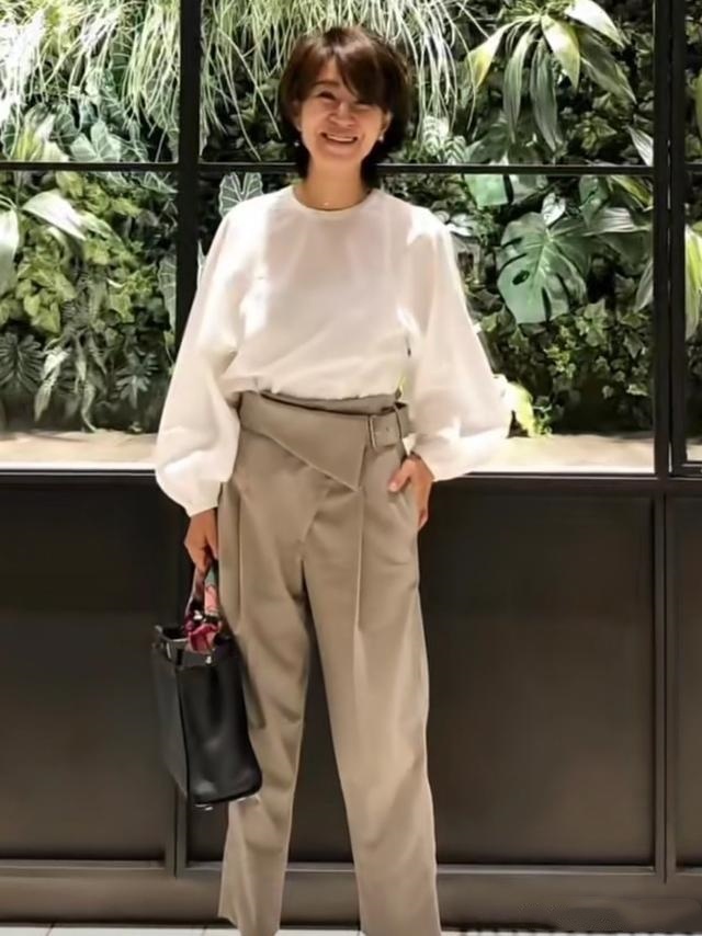 这位50岁小个子博主，凭借减龄大气的穿搭出圈，美得猜不出年龄 第1张