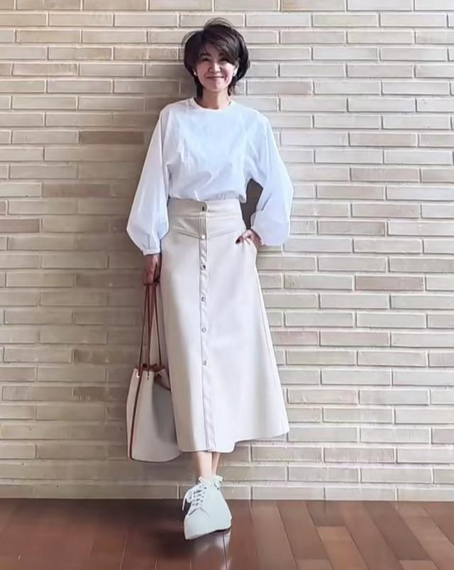 这位50岁小个子博主，凭借减龄大气的穿搭出圈，美得猜不出年龄 第3张