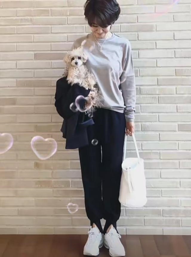 这位50岁小个子博主，凭借减龄大气的穿搭出圈，美得猜不出年龄 第15张