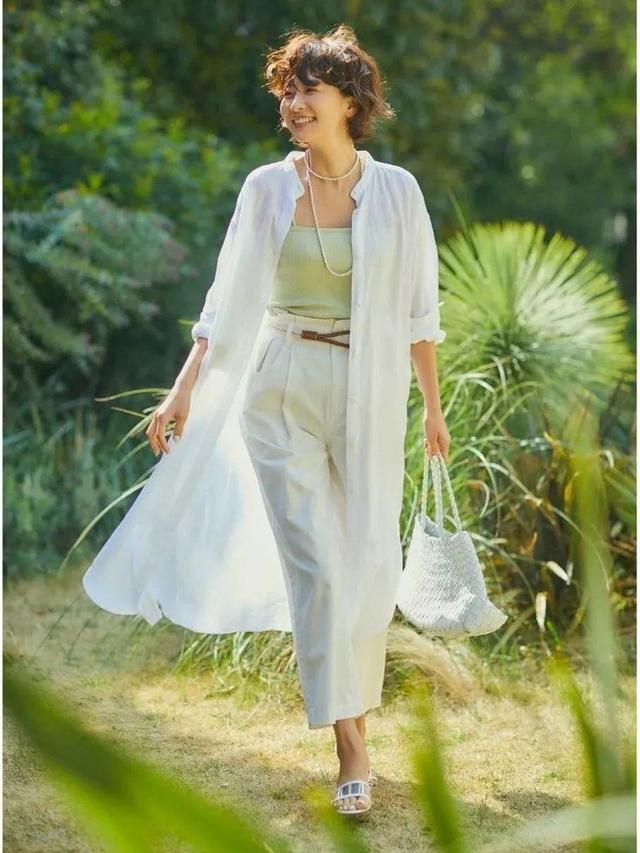 五六十岁的女人别再烫小卷，土气又显老，自然的纹理烫时尚又减龄 第5张