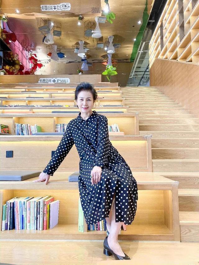五六十岁的女人别再烫小卷，土气又显老，自然的纹理烫时尚又减龄 第9张