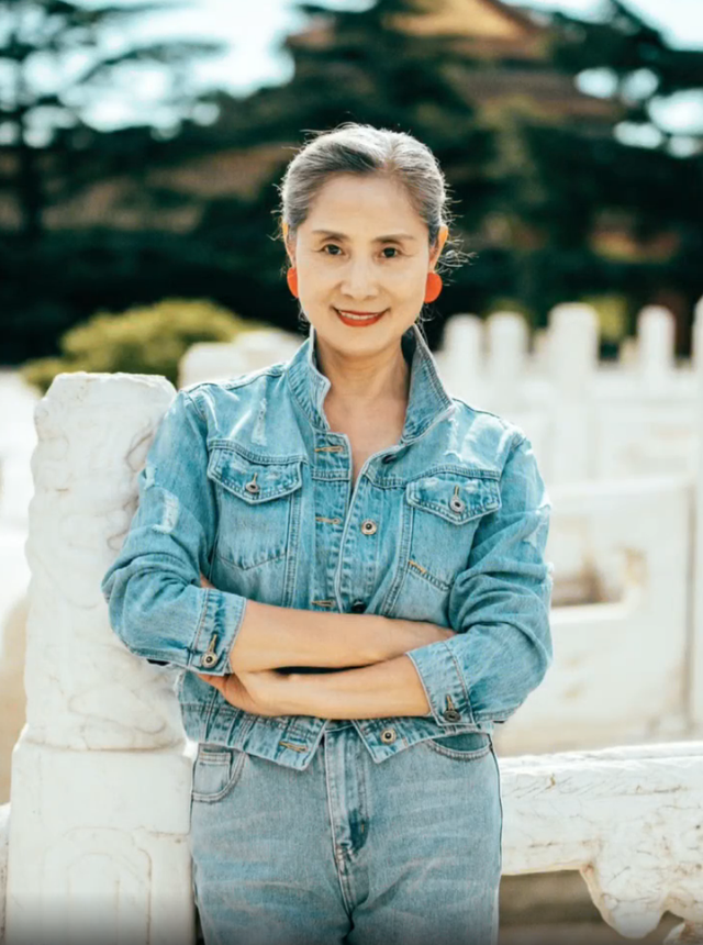 五六十岁的女人别再烫小卷，土气又显老，自然的纹理烫时尚又减龄 第11张