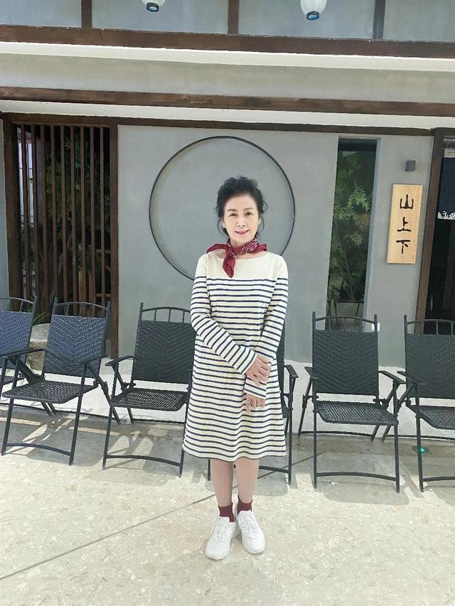 五六十岁的女人别再烫小卷，土气又显老，自然的纹理烫时尚又减龄 第13张