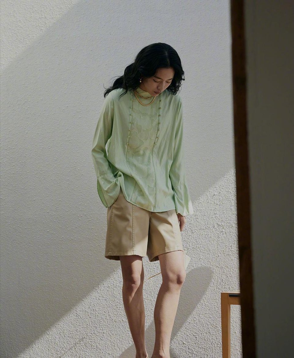 一柜子衣服，真正实用又好搭配的还是这几款，时尚减龄又显气质 第11张