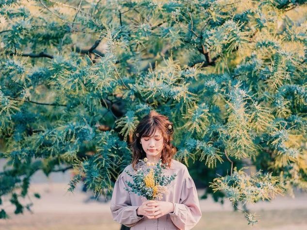 女孩拿花如何拍出好看的照片 第3张