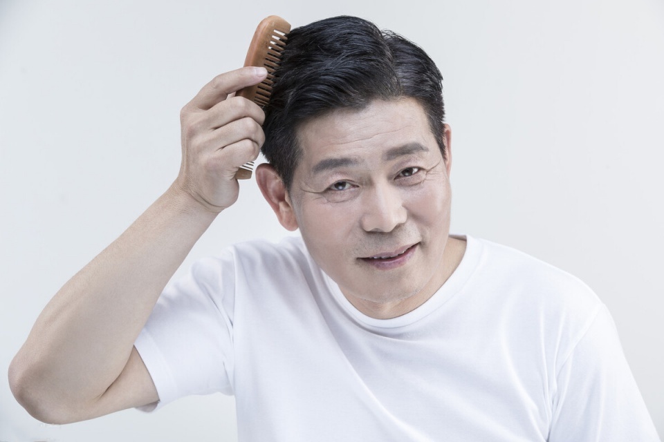 继“啤酒洗头”之后，“干梳头”治白发又来了，结果只是一个寂寞 第3张