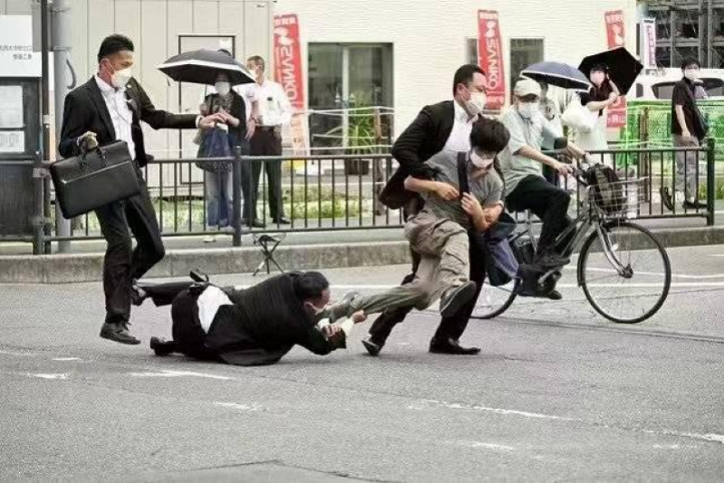 枪杀安倍的嫌疑人：中学话不多是优等生，邻居事前听到砰砰声 第1张