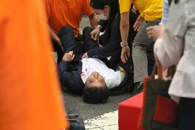 枪杀安倍的嫌疑人：中学话不多是优等生，邻居事前听到砰砰声 第3张