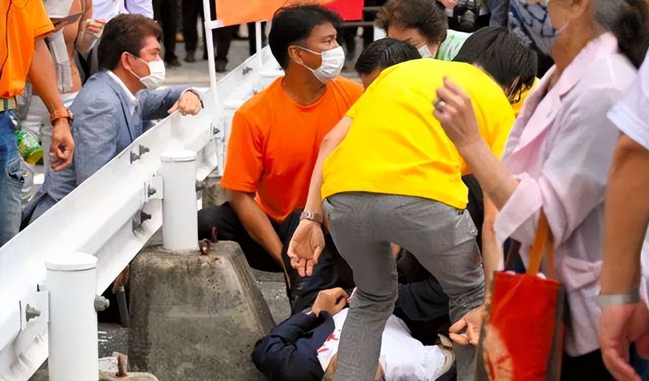 导致安倍晋三真正死亡的，可能不是刺客，而是错误施救的安保人员 第9张