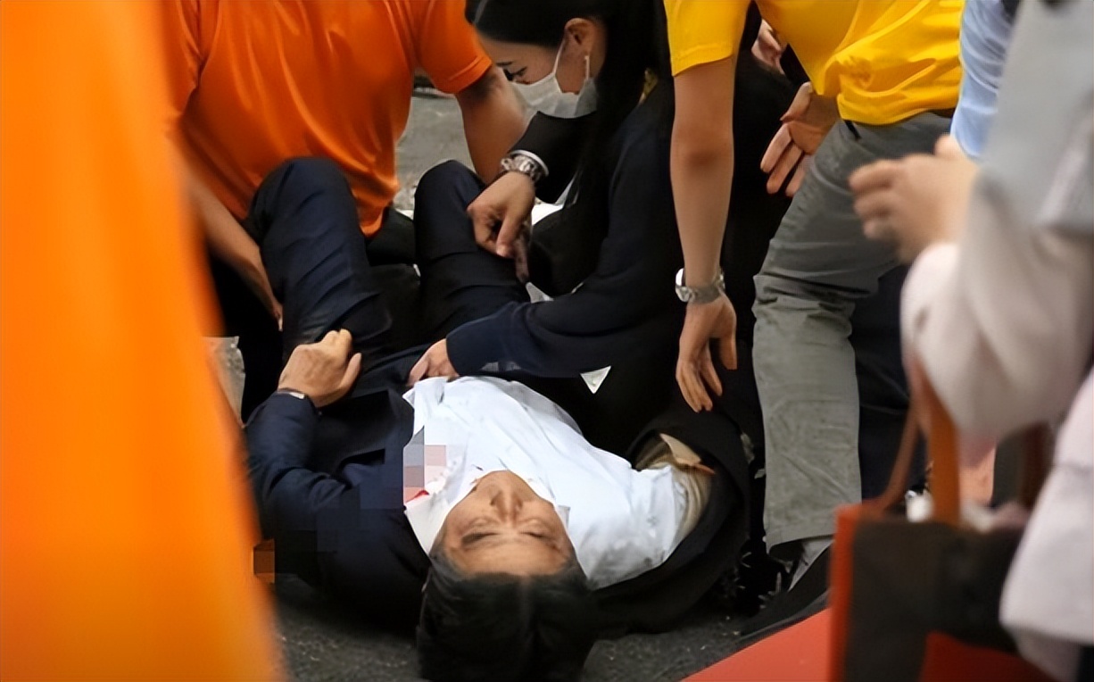 导致安倍晋三真正死亡的，可能不是刺客，而是错误施救的安保人员 第11张