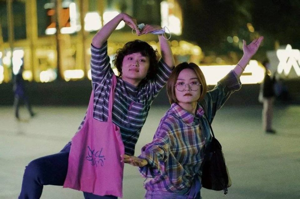 小镇出来的女孩，真就回不去了 第1张