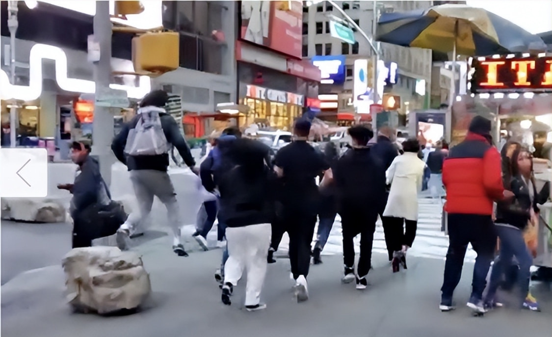 纽约时代广场传出巨大爆炸声 纽约消防局：地下水渠着火导致 第1张