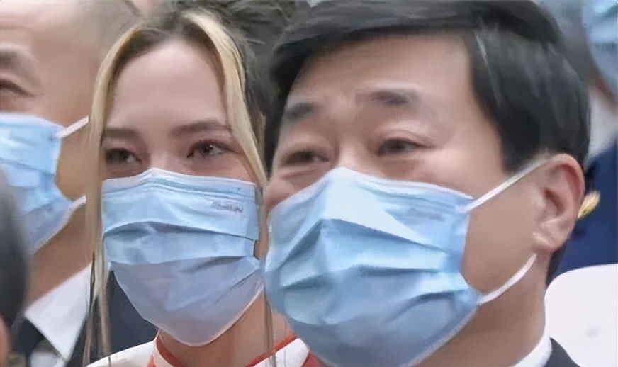 现场被点名爱吃馅饼！谷爱凌笑中含泪花，混血少女再发表爱国言论 第1张