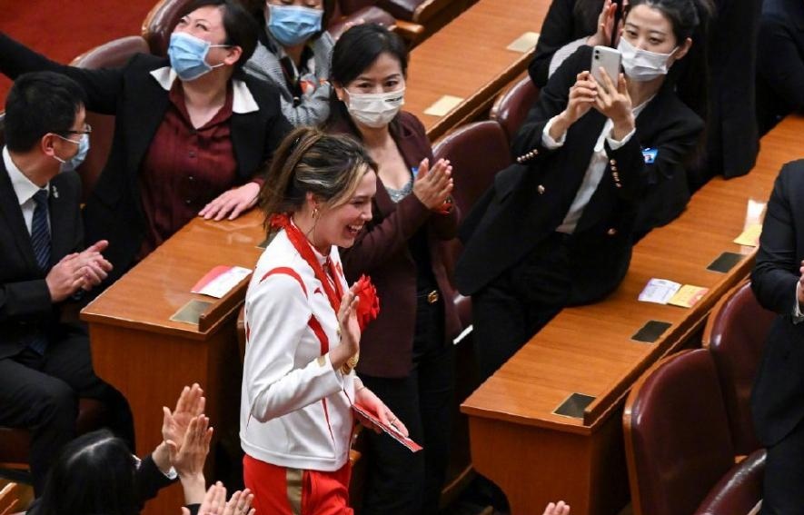 现场被点名爱吃馅饼！谷爱凌笑中含泪花，混血少女再发表爱国言论 第3张