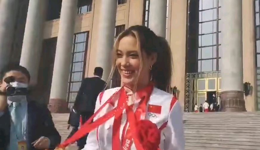 现场被点名爱吃馅饼！谷爱凌笑中含泪花，混血少女再发表爱国言论 第7张