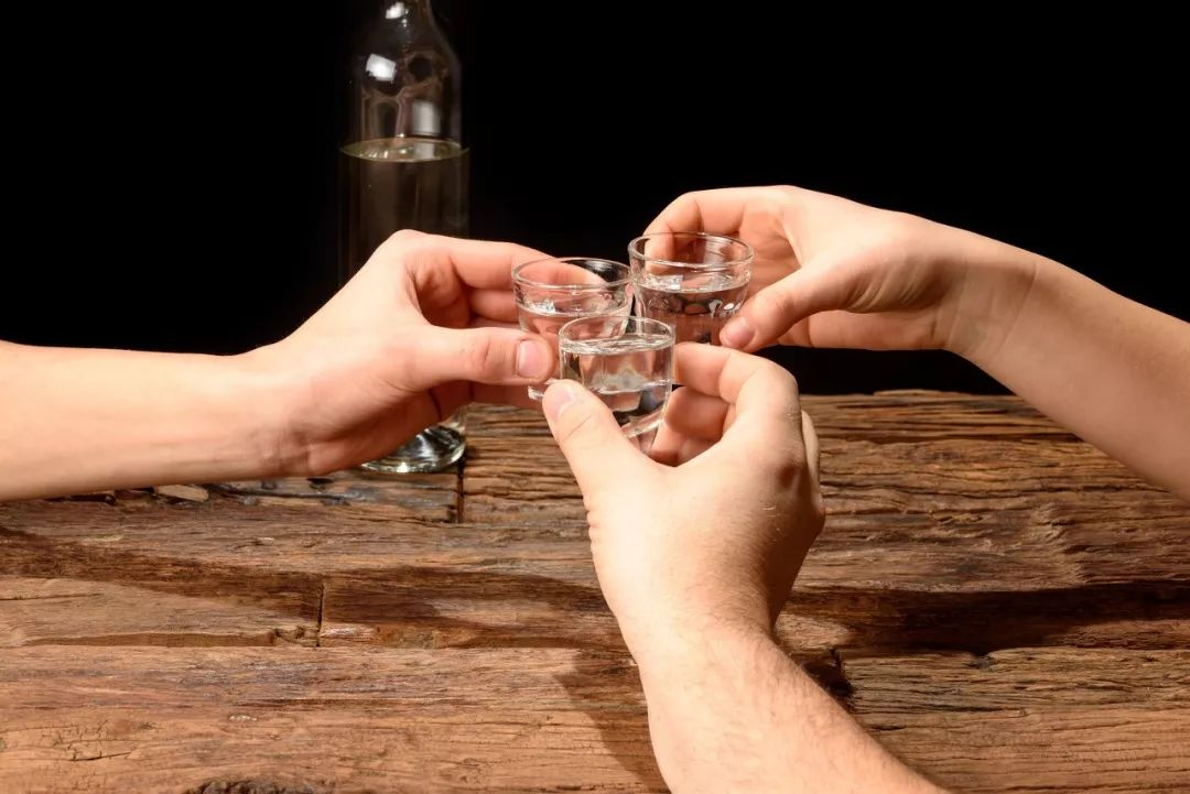 如何辨别打孔酒，学会这三招就可以 第1张