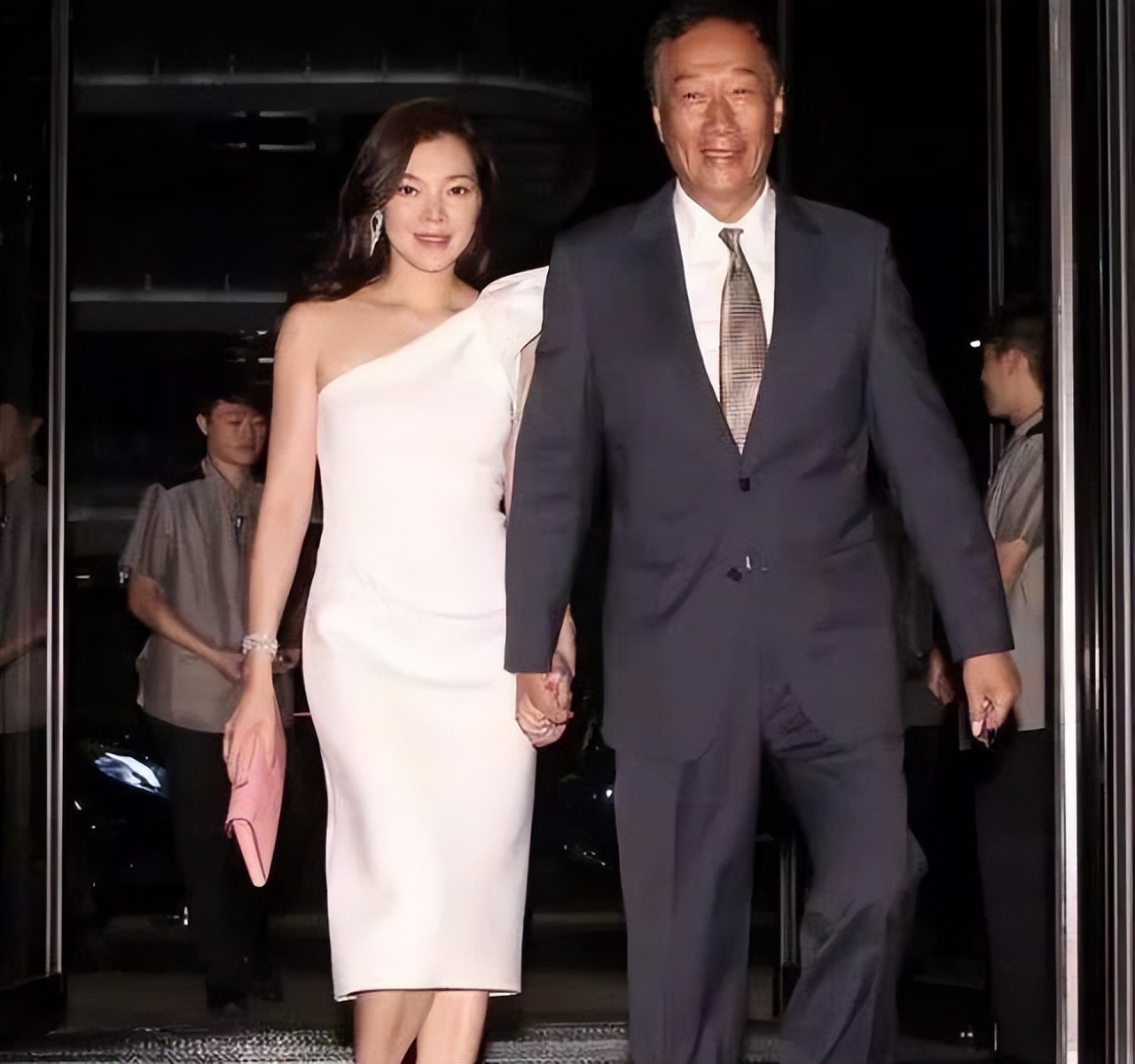郭台铭背后的女人，从舞蹈老师变成首富太太，母凭子贵坐拥上百亿 第7张