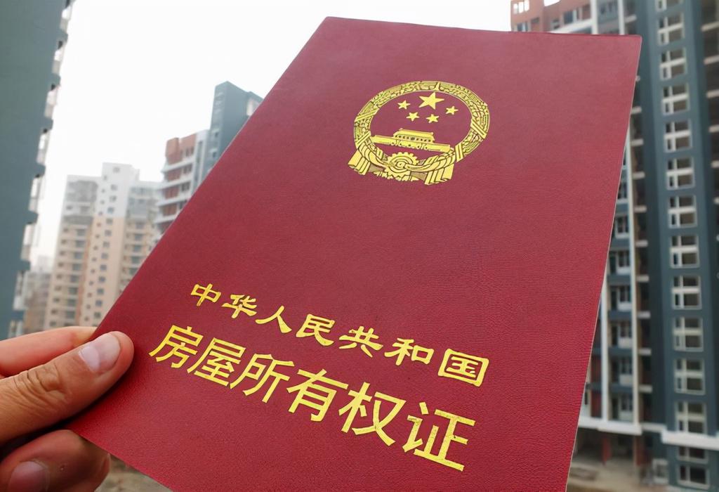 如果父亲死亡后母亲还在，那么父亲留下的房产该如何分配 第1张