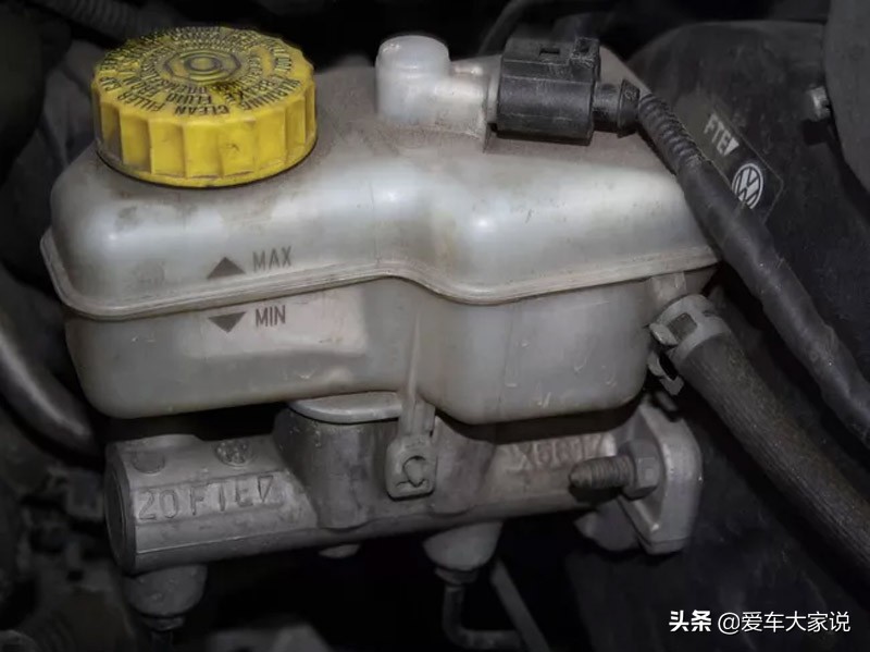 有人说刹车油根本不用换，也有人说两年就要换，到底该听谁的？ 第1张