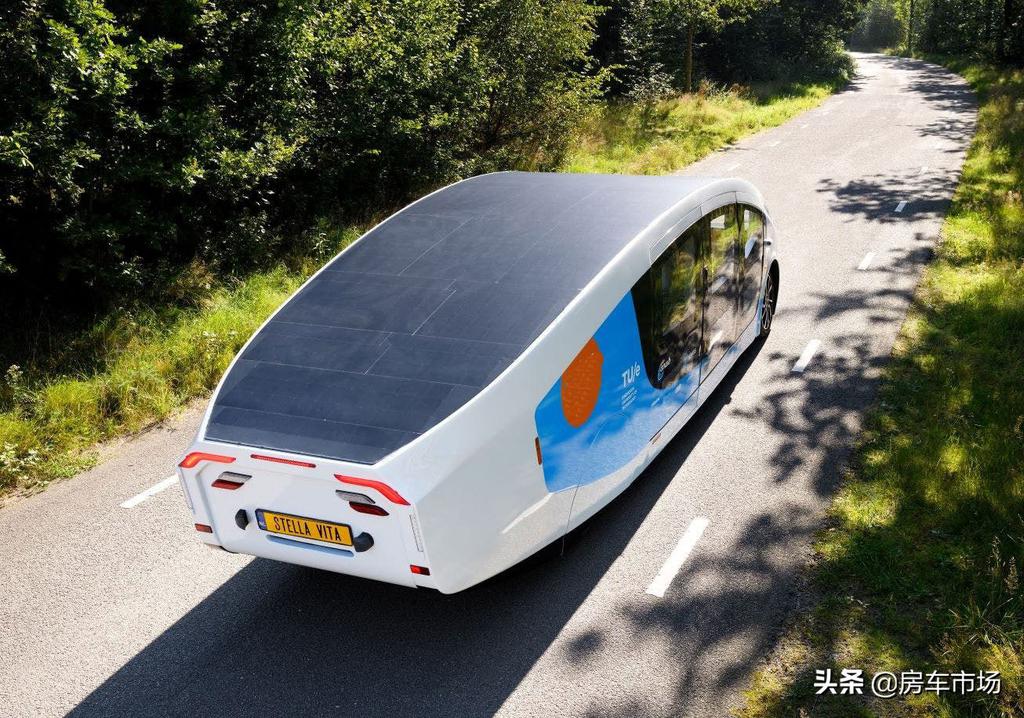 移动双拓太阳能房车，充电一天跑730公里，为所有生活设备供电 第1张