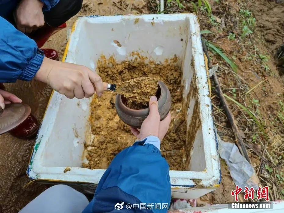 MU5735家属带走一罐现场泥土，已坦然面对逝者的离去 第1张