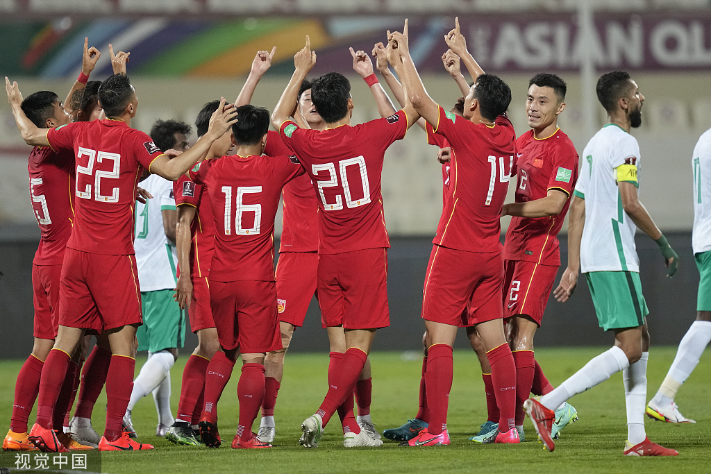 动容！国足扳平后全队双手指天 为坠机事件祈福 第1张
