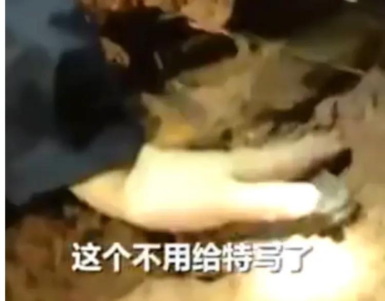 发现乘务员证件，记者：“这个不用给特写了”，并让摄像机移开 第1张