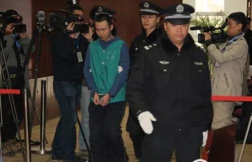 11年药家鑫被审判，5名教授呼吁免除死刑，称：这是对生命的尊重 第17张